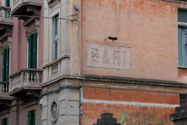 Una barca, un fiume, un forte, un condottiero: qual � la vera origine del nome "Bari"?